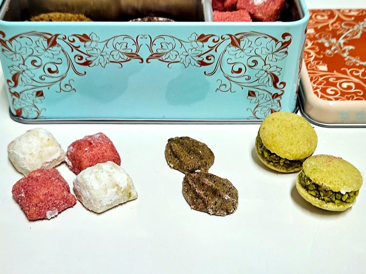 左から、ヨーグルト・アーモンドとイチゴ・ホワイトチョコのほろほろクッキー、貝殻型の紅茶クッキー・レモンジャム添え、ピスタチオジャンドゥージャのチョコサンド。