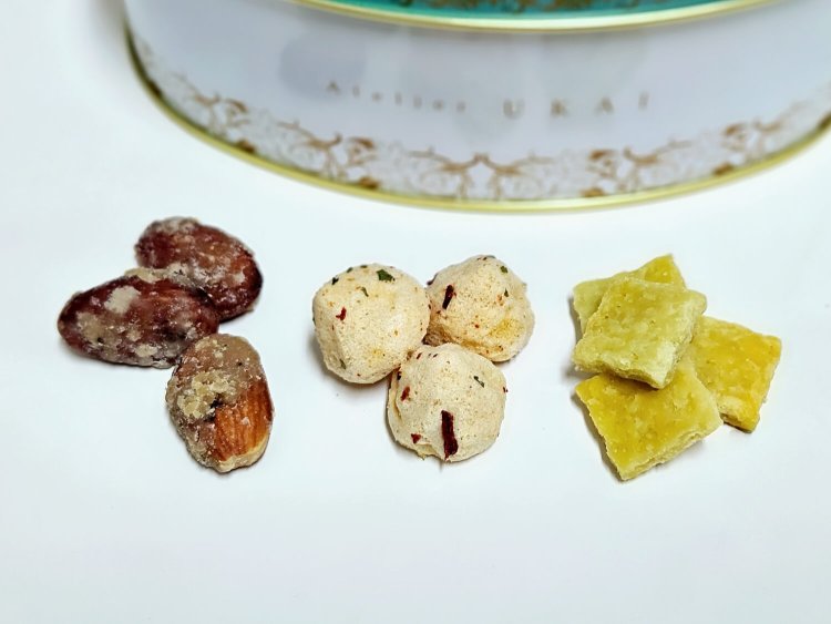 左から、ゴボウ糖衣がけアーモンド、トマトメレンゲ（パセリ・チーズ）、枝豆クラッカー。