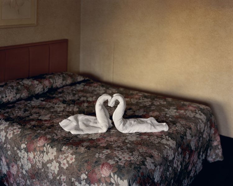 アレック・ソス『Two Towels』〈Niagara〉より 2004年 作家蔵 (C)Alec Soth。