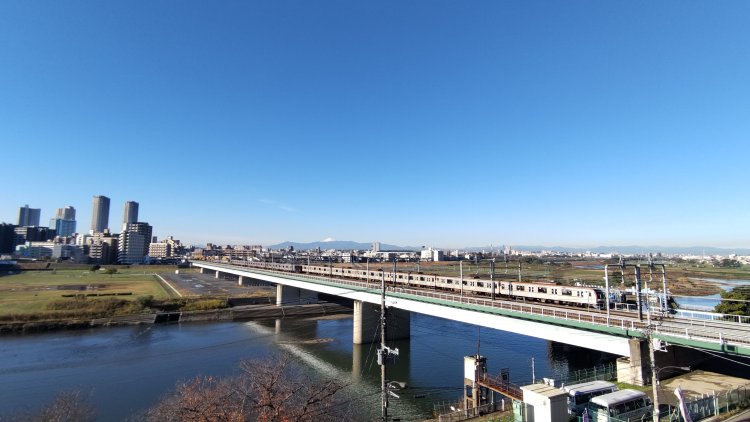 遠くには富士山も見える多摩川沿い。