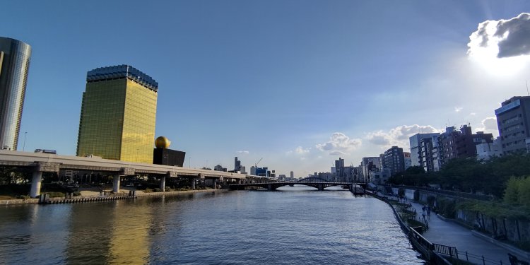 秋晴れの青空と川面がつながっているように見える。