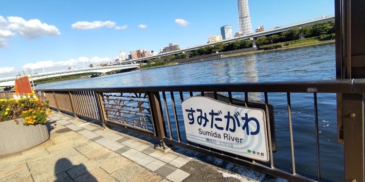 ちょうどいい気候の秋、川沿いをぶらぶら歩くにはぴったり。