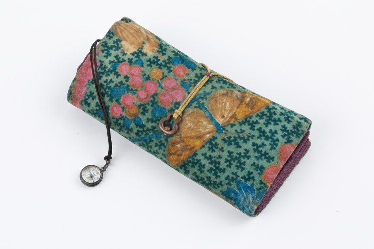 花蝶文ヨーロッパ銅版更紗ビロード懐中鏡入れ（かちょうもんよーろっぱどうはんさらさびろーどかいちゅうかがみいれ）。