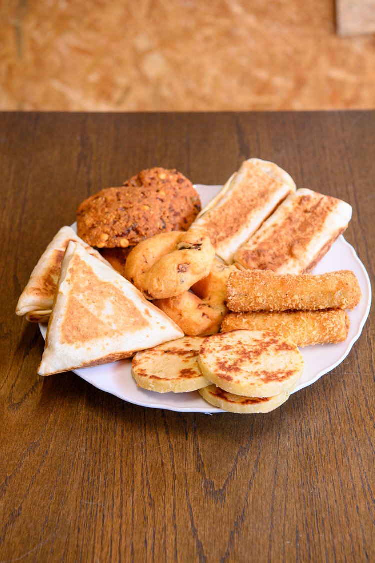 パン各種150～250円。日本のものより生地がしっかりしていて食べごたえがある。