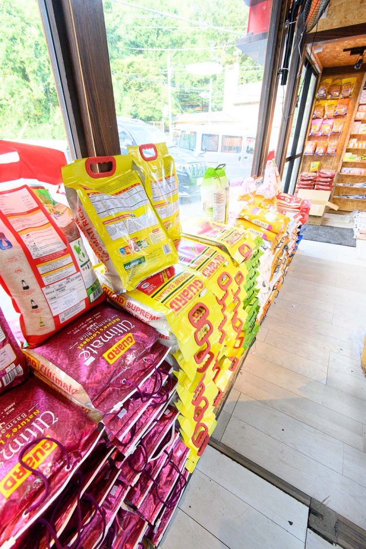 隣のスーパーマーケットにはスリランカ食材が満載。