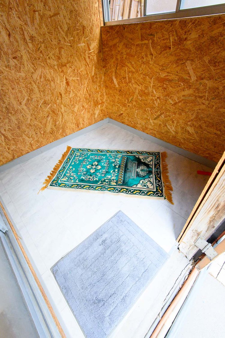 簡素な礼拝所も併設。