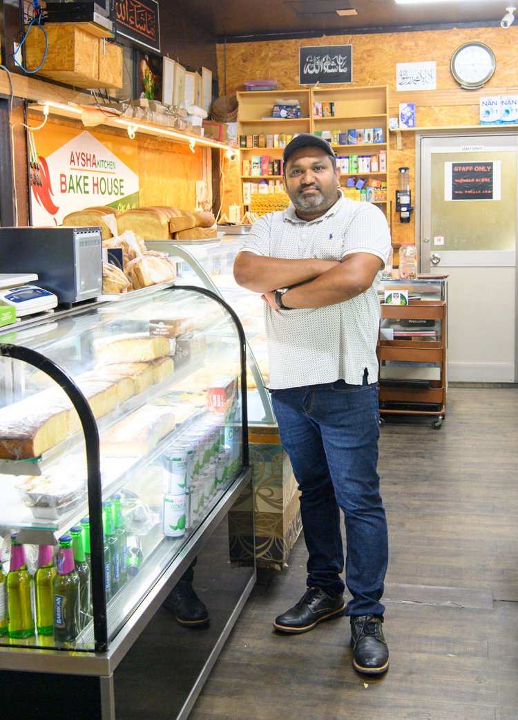 レストランだけでなく中古車ビジネスでも活躍する店主のシファーンさん。