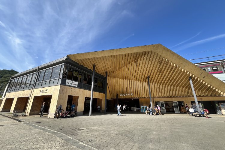 2015年にリニューアルされた高尾山口駅の駅舎は隈研吾氏のデザイン。