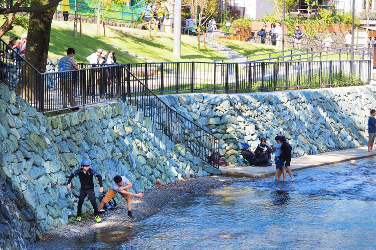 駅前には「高尾山ふもと公園」なる土手も整備された。