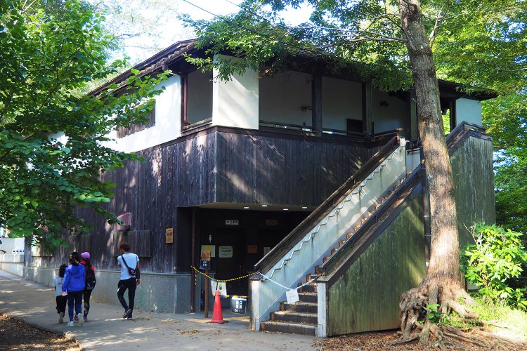 山頂付近にあるトイレはなんと2階建て。これ山んなかですよ、スゴいこっちゃ。