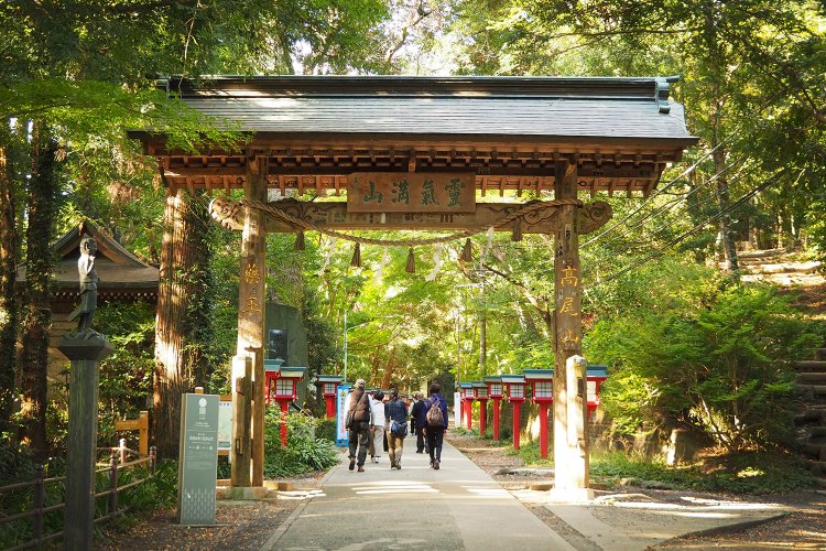 薬王院の境内入り口に立つ浄心門。