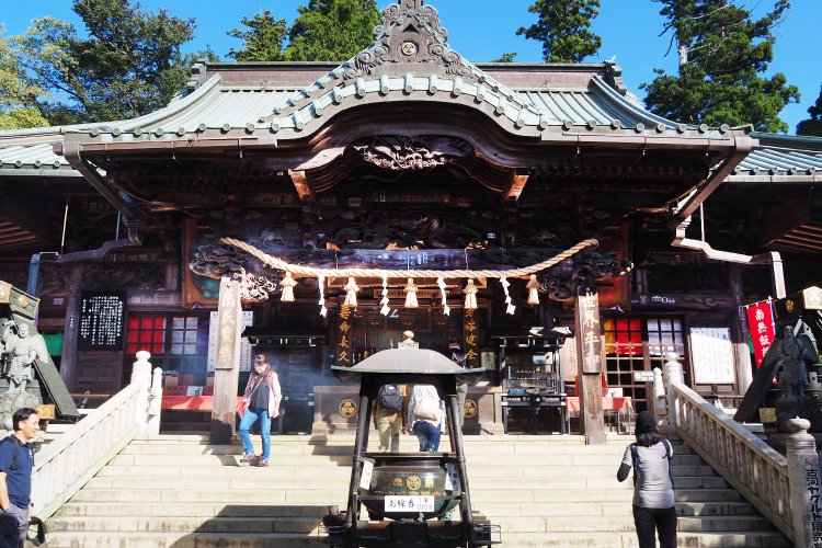 朱色の仁王門をくぐった先にある本堂。