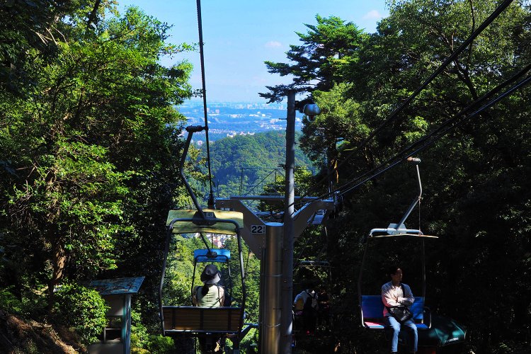 お恥ずかしながら筆者は先日はじめてリフトで下山。あまりの開放感と心地よさに、どうして今まで乗らなかったのか激しく後悔した。