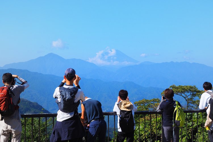 頂上の大見晴台から見える富士山。