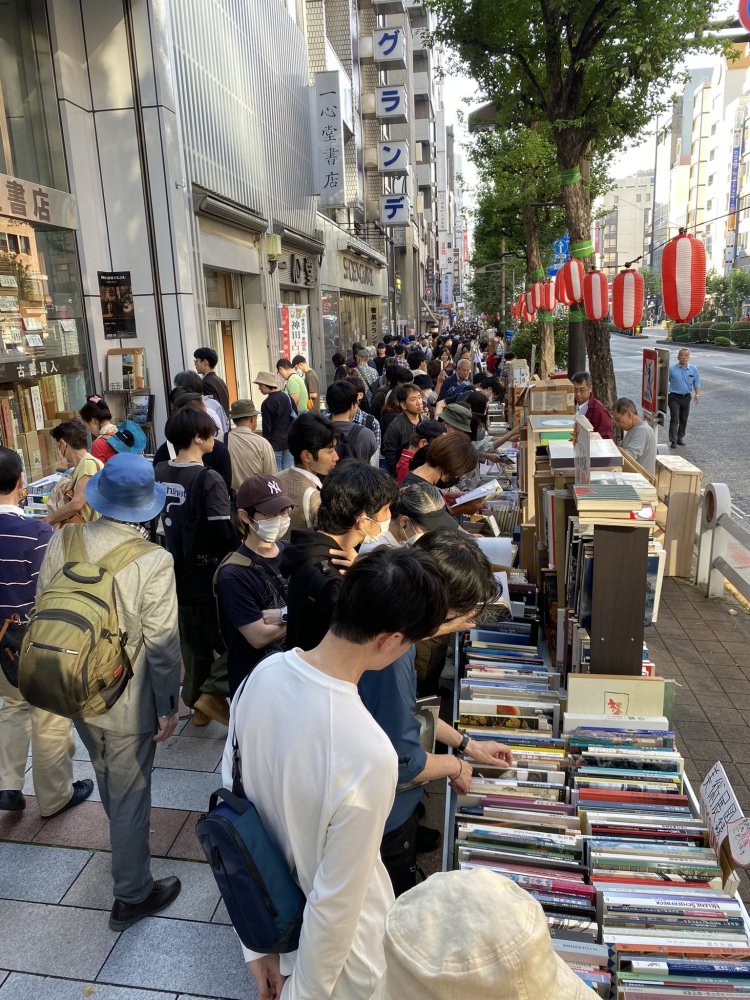 約500mにもわたる、圧巻の“本の回廊”。