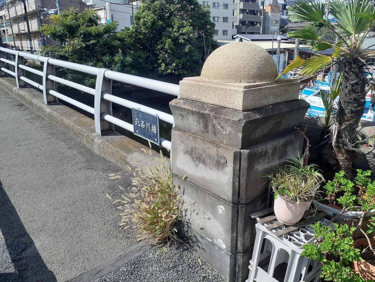 品川浦に架かる北品川橋。大正末期に築かれた石橋。関東大震災の復興事業の一環か。