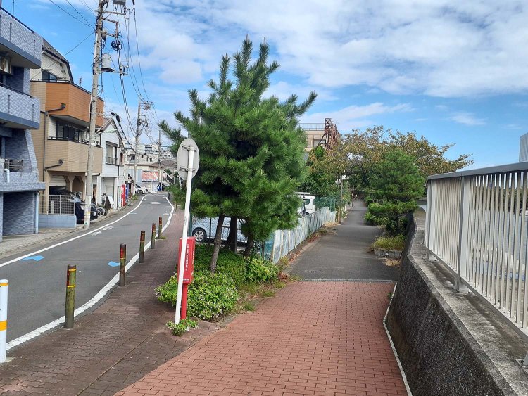 弁天橋西詰近く、海老取川沿いの歩道。「釣りバカ4」で、タクシーで帰るスーさんをみち子さんが見送る道です。