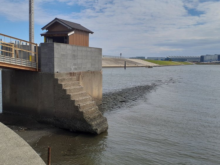 多摩川と海老取川の合流地点にある五十間鼻。急流から岸を保護するために設けられた石積みの構造物。満潮時には水面下に沈む。