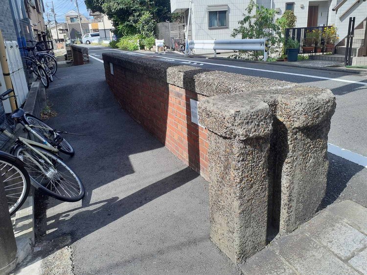 赤レンガ堤防。大正から昭和初期にかけて築かれた多摩川の旧堤防で、約1600mにわたって痕跡が残る。ハマちゃんち近くの光景のアクセントとしてさりげなく登場。