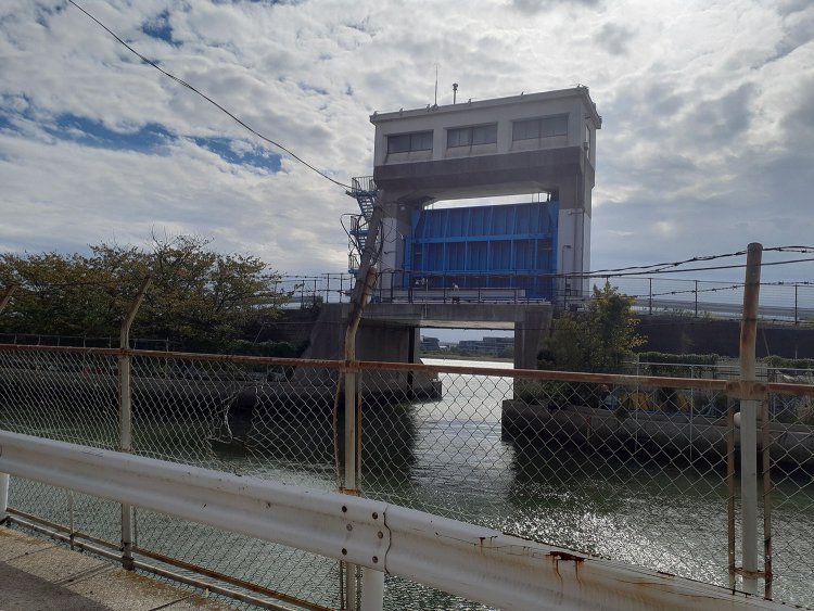 多摩川河口に位置する羽田漁港。映画では数作にわたってハマちゃん宅近辺の光景としてチラチラ映る。このあたりは平安時代末期頃から漁が盛んだった。