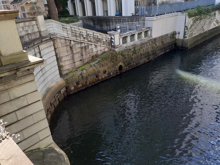 日本橋南詰上流側。ここがハチの船からハマちゃんが上陸した地点！　このスロープ状の石積みは、そもそも接岸用の設備なのでしょうか？
