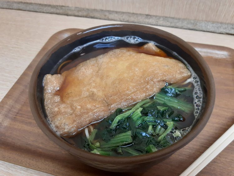 佐々木課長おすすめのキツネそば530円。