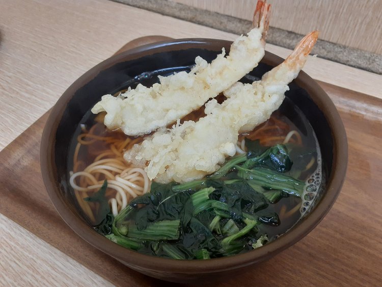 ハマちゃんご所望の海老天そば(1本)690円、(2本)780円。