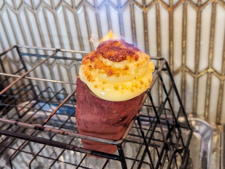 バーナーで炙り、焼き目を付けることで、香ばしさも生まれる。