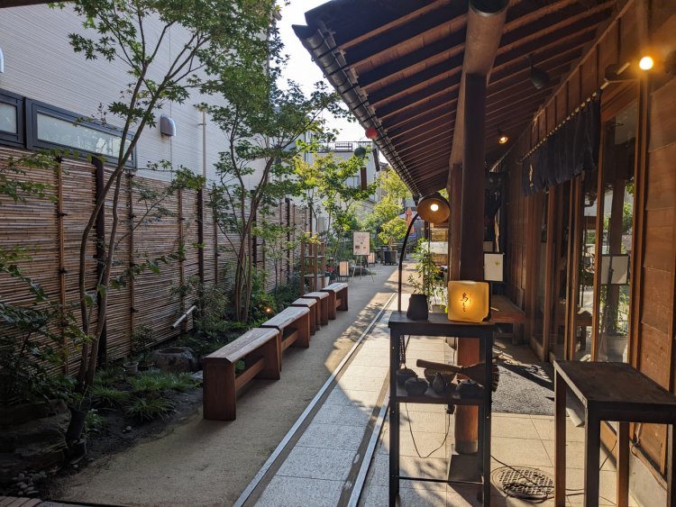 『COEDO HACHI』の脇を通り、さらに奥に進むと、『炭火 鳥もと』がある。