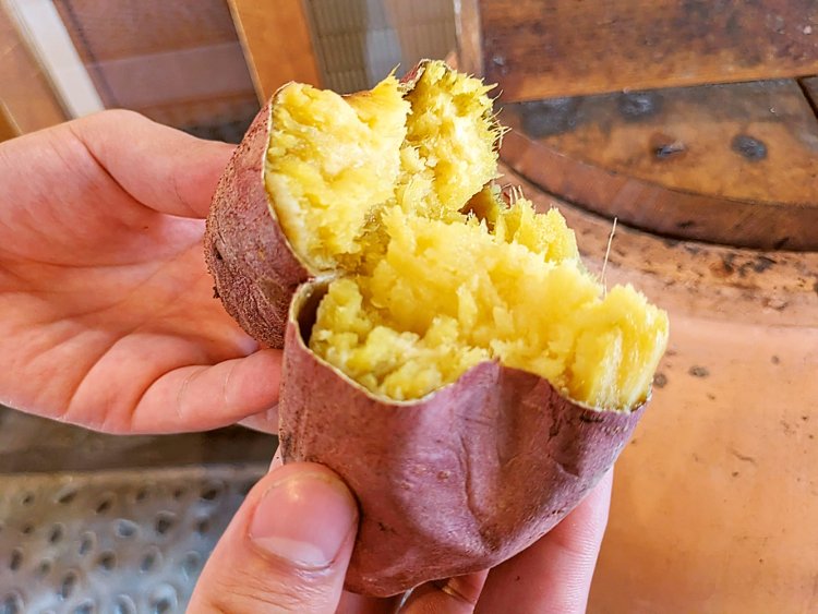 熟成つぼ焼き芋600円。温・冷の2種類あり、どちらも旨味が際立つ。