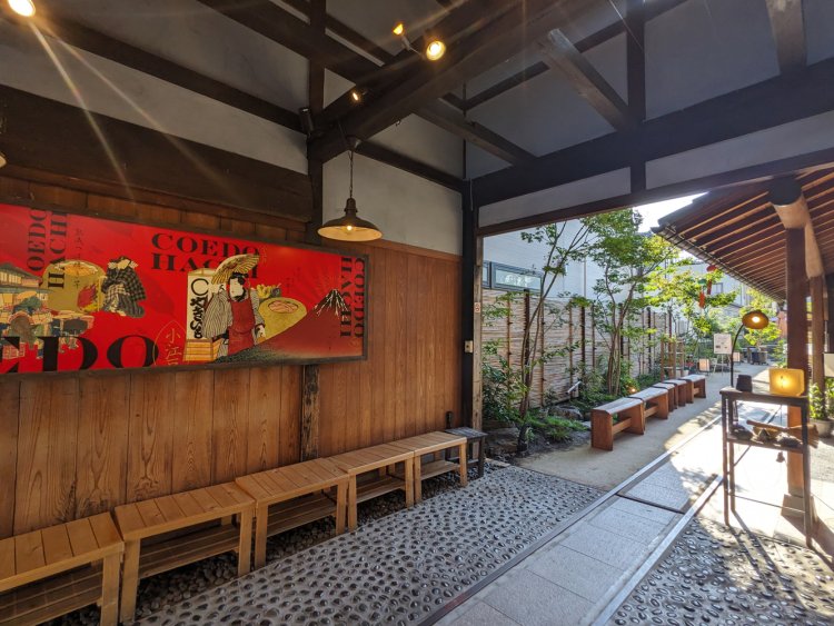 敷地内に、川越らしい情緒を味わいながらひと休みできる空間を用意。