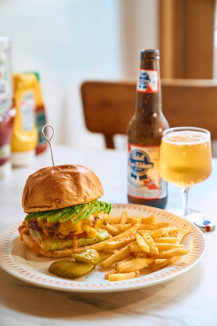 アボカドチーズバーガー1680円、クラフトビール1000円～。メニューにはステーキもあり。