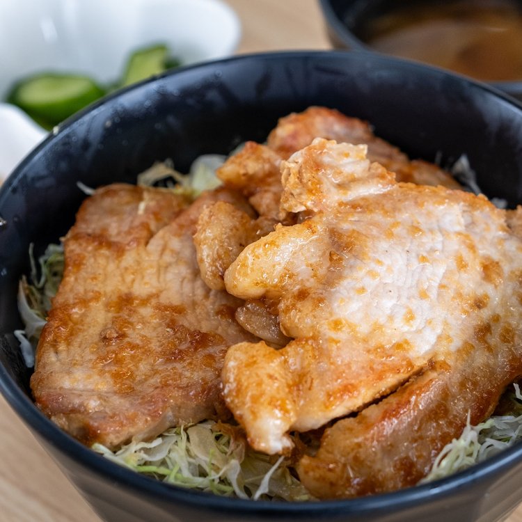 ジューシーな旨甘米豚肉がたっぷりの焼肉丼750円も人気。