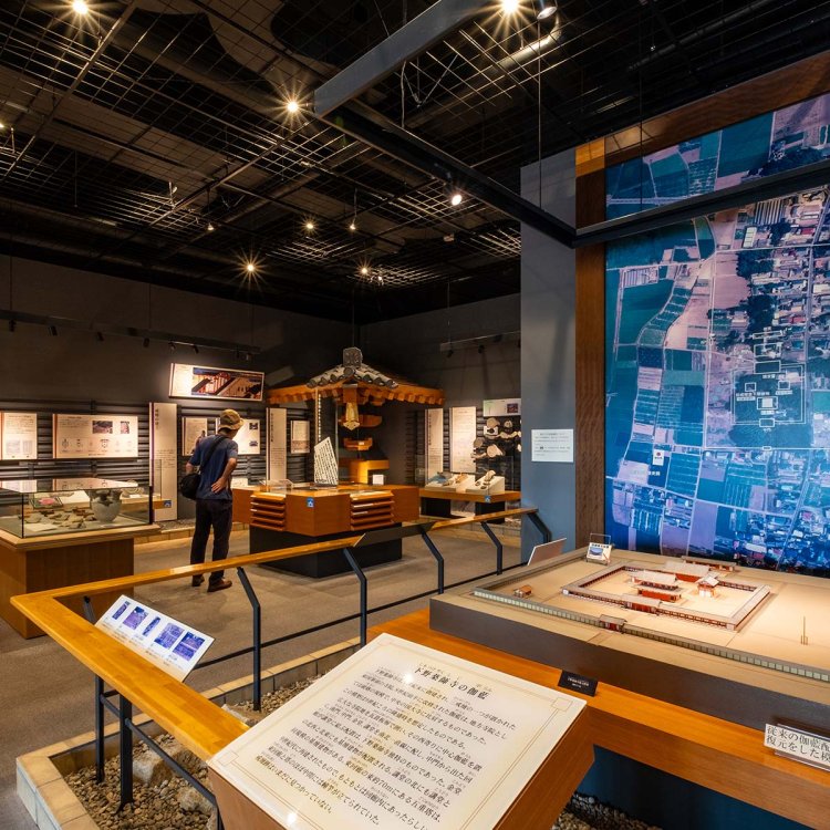 隆盛時の伽藍の復元模型などが展示された館内。