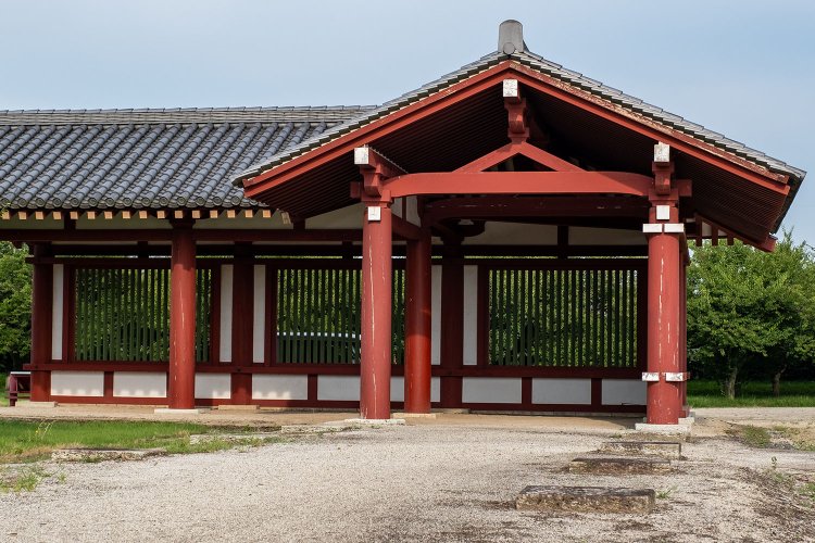 施設北側には復元された瓦屋根の回廊もある。