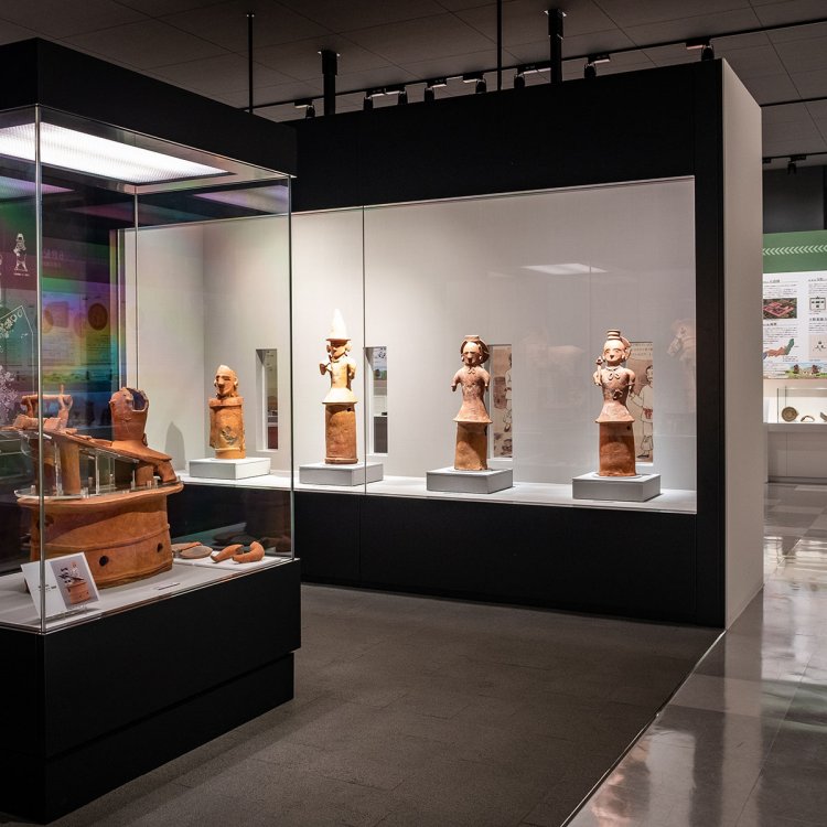 甲塚古墳で出土した機織形埴輪（左）が置かれた常設展示室。