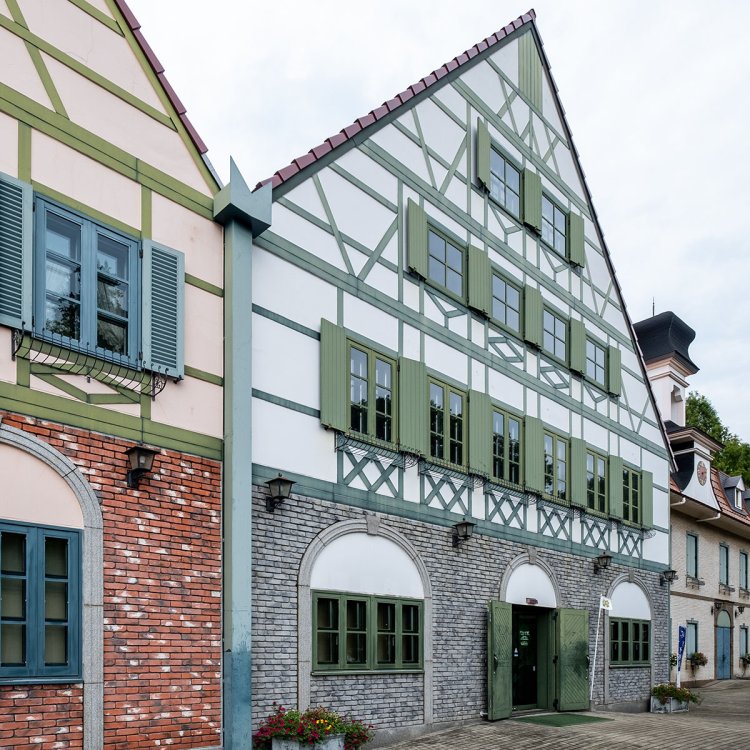 グリム童話やドイツ関連作品が揃う図書コーナーもあるグリムの館。