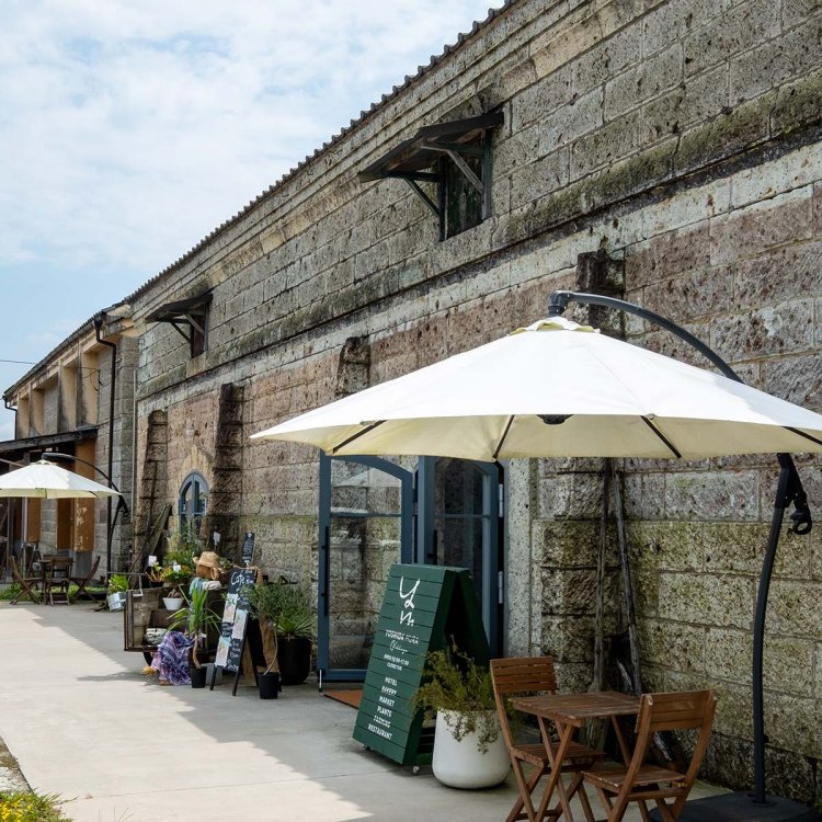 心ひかれる大谷石造りの渋い外観。