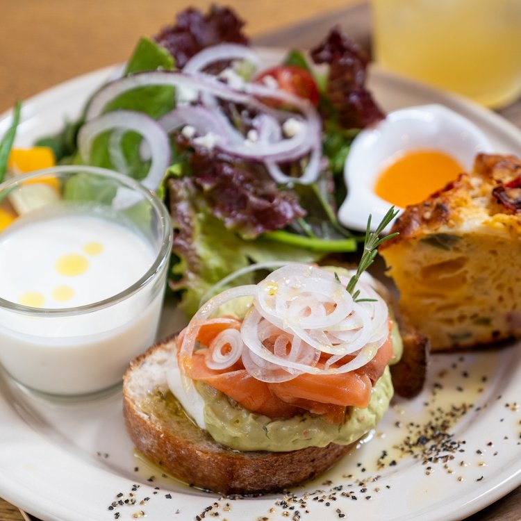 スモークサーモンとアボカドの地元野菜プレート1300円。