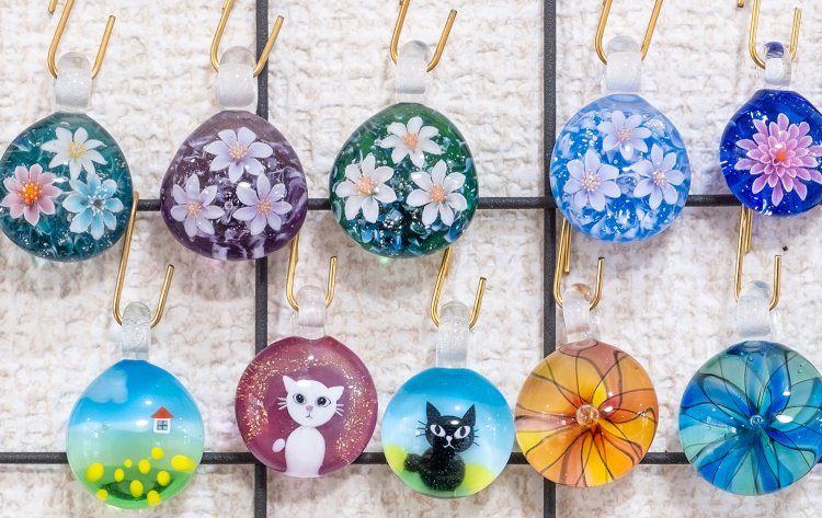 神業のような繊細な細工が施された舘下さんの作品も販売。