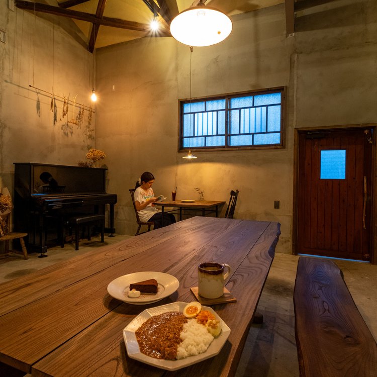 3種のデリを添えた挽肉カレーに自家製ケーキ、ドリンク付きのセットは2200円。