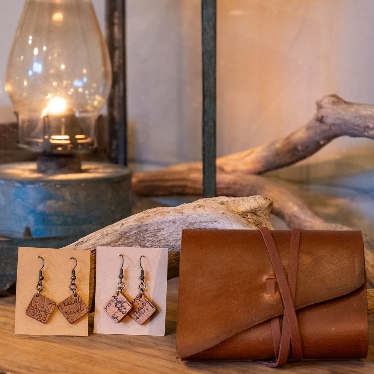 風合いと質感が魅力の革小物製品も製作販売。