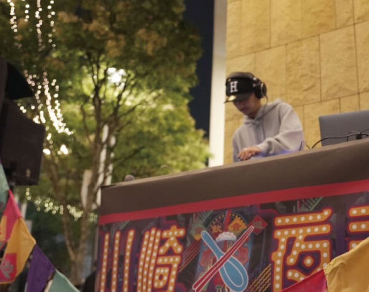 チネチッタ通りでは人気DJによるパフォーマンスも！