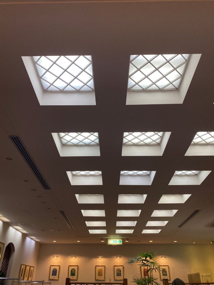 天窓からあふれる空からの光が……と思わず書きたくなるが、ここは地下室。というギミックを備えるゆとり空間。