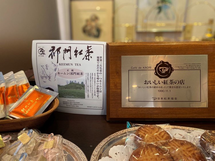 他店では買えない祁門（キームン）紅茶（520円/250ｇ）や、すこぶるおいしい自家製の焼き菓子（250円～）も店頭で販売している。