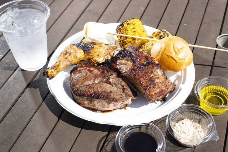 牛肩ロースステーキ、1ポンドスペアリブ、チキンレッグと肉ざんまいのアメリカンBBQプラン。