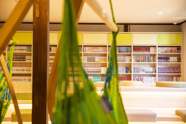 ハンモックチェアもあるほか、約2000冊のコミックスや雑誌も読み放題！