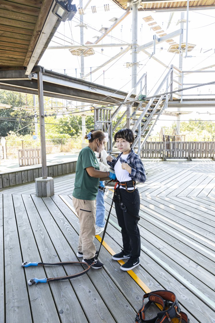 最初に、ハーネスの使い方を教わる（『絶叫吊り橋 風天』も同様）。