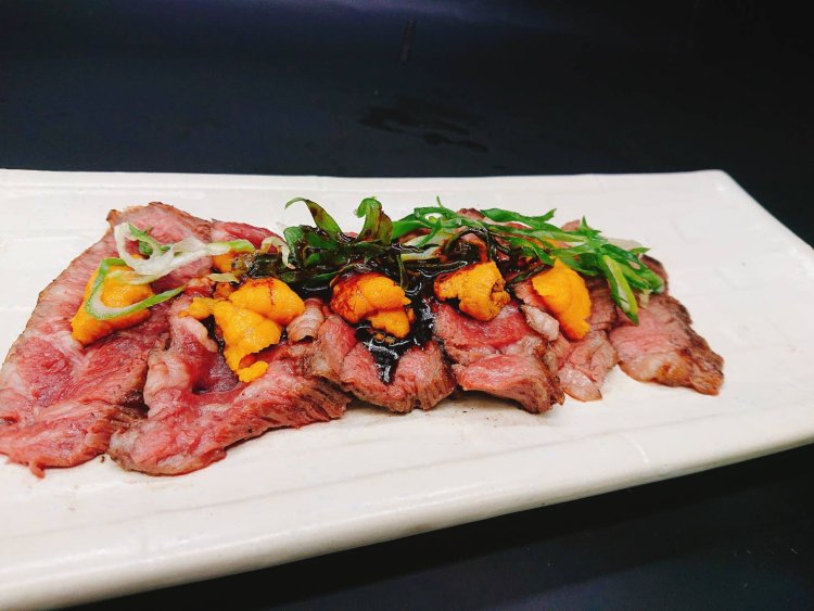 『ココロ焦ガレ』の特選ハラミステーキ～ウニ添えて～。