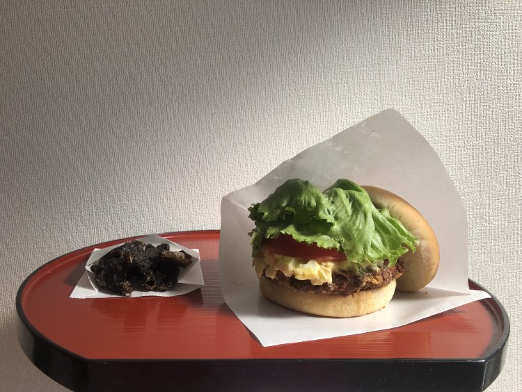 『ももたろうフィッシュ』のももたろうフィッシュバーガー。